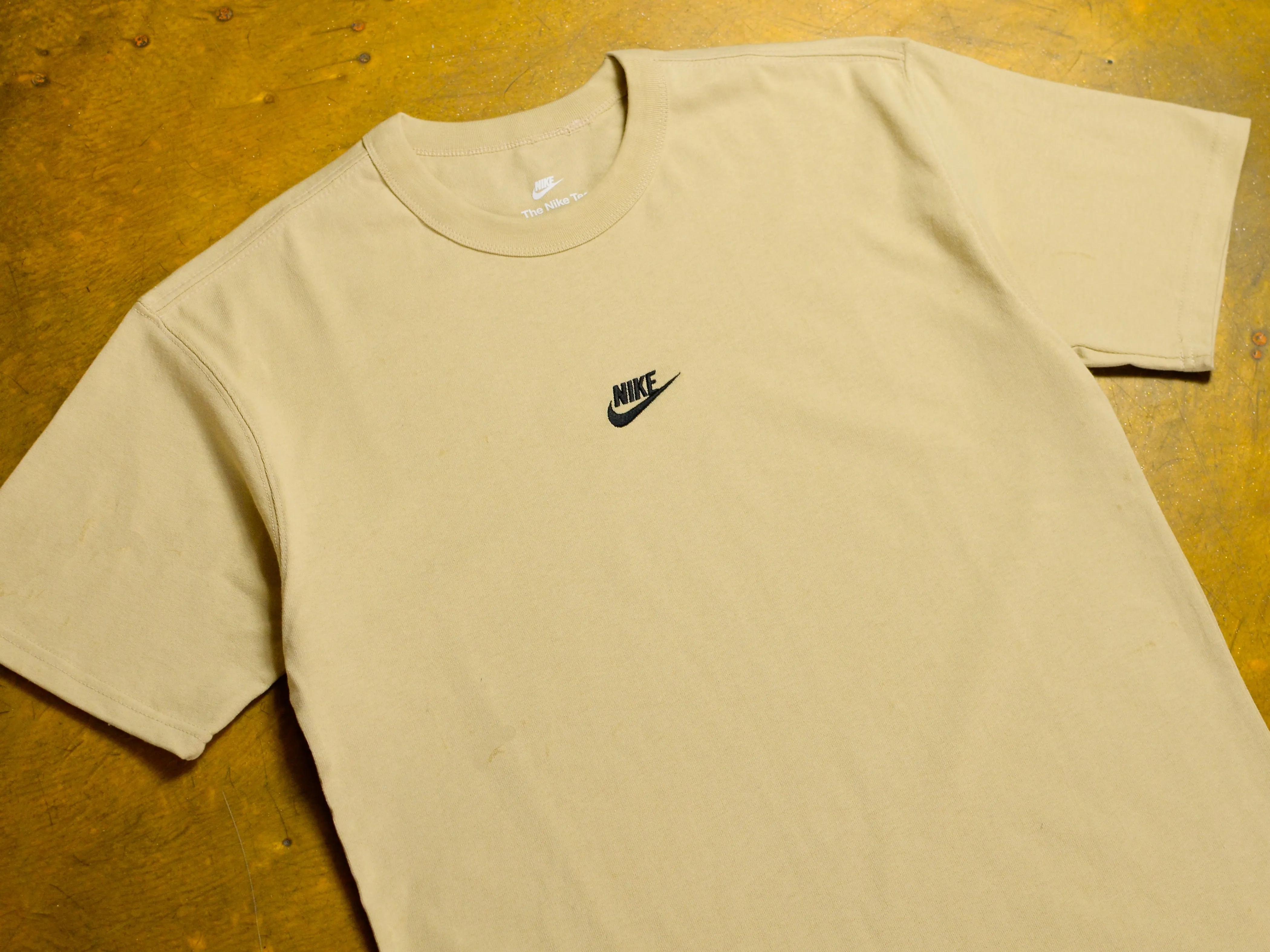 Nike Sportswear Premium Essential Tonal T-Shirt - Rattan / Black