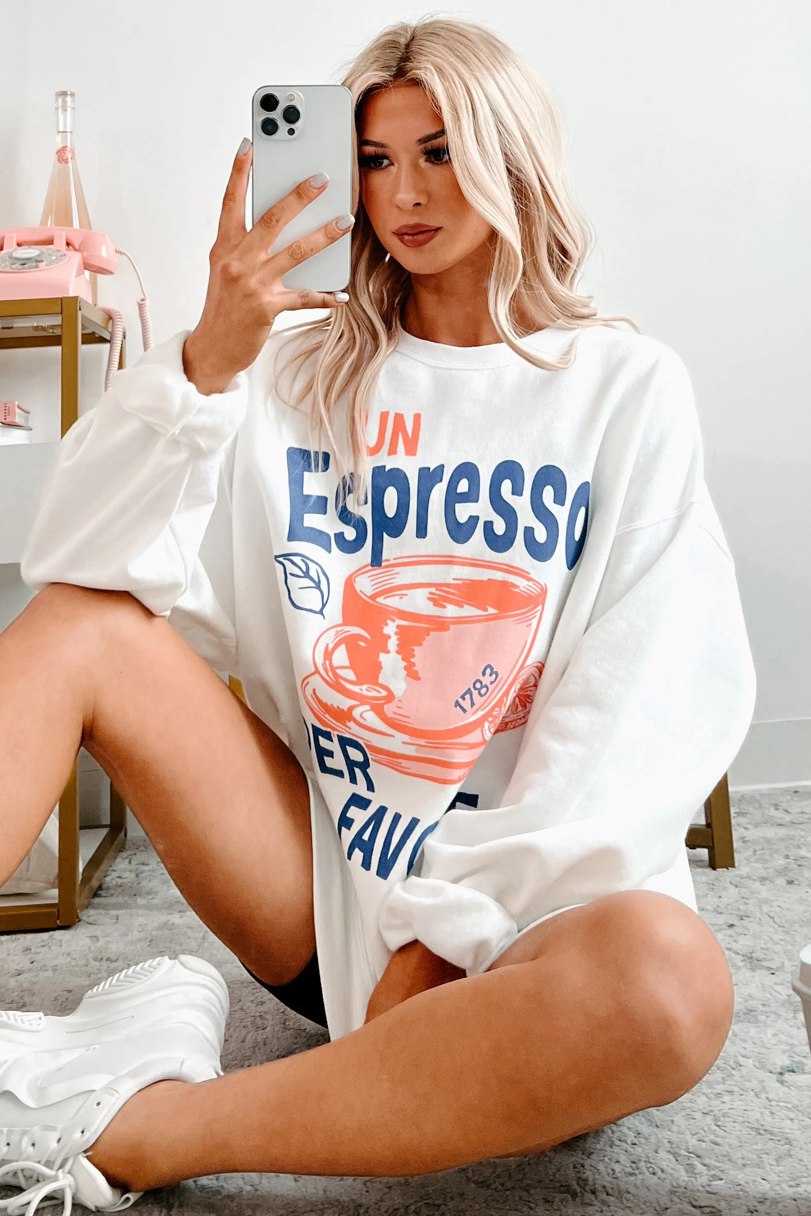 "Un Espresso" Graphic Sweatshirt (White)